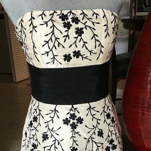 WHITE HOUSE BLACK MARKET STRAPLESS DRESS